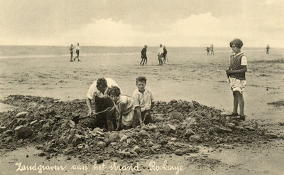 PB7149 Jongens graven een groot gat op het strand, ca. 1935