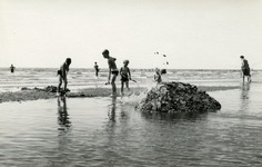 PB7151 Kinderen werpen een grote berg zand op, ca. 1955