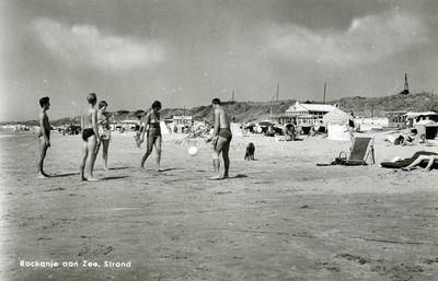 PB7166 Kinderen voetballen op het strand, 1963