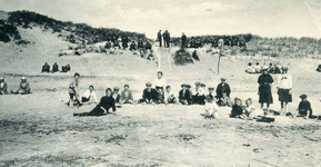 PB7171 Badgasten vermaken zich op het strand, ca. 1921