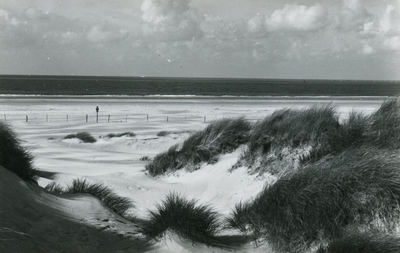 PB7202 Het strand en de duinen, ca. 1950