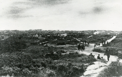 PB7734 Het Rambonnetpad in 1924, gezien vanaf de buitenduinen. In het midden op de achtergrond het kampeerterreintje ...