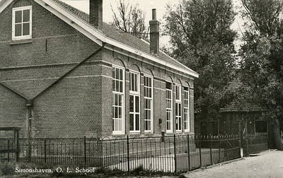 PB8703 De lagere school van Simonshaven, ca. 1950