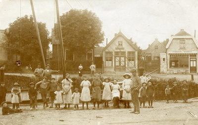 PB8811 De havenkade in de jaren 1914-1918. Van Links naar rechts: de woningen van Engel Pieterse, fam. Wij, Cees en ...
