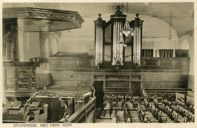 PB8822 Het interieur van de Dorpskerk: het orgel en de preekstoel, ca. 1942