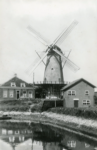 PB8838 De molen Nooitgedacht langs het Noordeinde, 1962