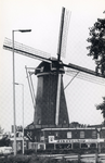 PB8841 De molen Nooitgedacht langs het Noordeinde, ca. 1975