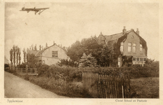 PB8893 De Christelijke School en de Pastorie van de Christelijke Kerk, ca. 1900