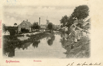 PB8909 De molen Nooitgedacht en het stoomgemaal langs de Vierambachtenboezem. Op de kade liggen bossen griendhout, ca. 1901