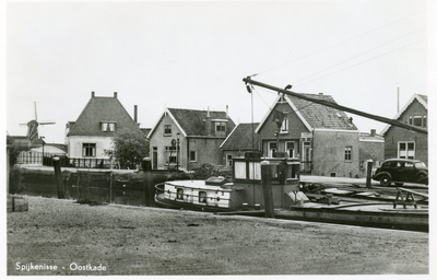 PB8932 Een binnenvaartschip in de Oude Haven, woningen langs de Oostkade, ca. 1950