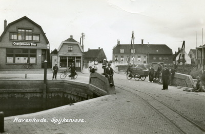 PB8933 Café en winkel langs de Oostkade, brug over de haven, ca. 1930