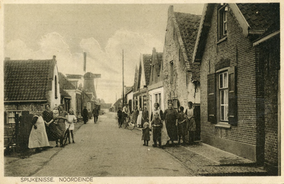 PB8958 Woningen en bewoners langs het Noordeinde, ca. 1928