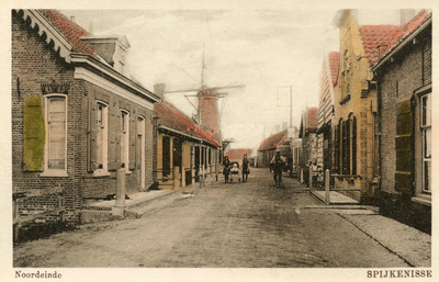 PB8959 Woningen langs het Noordeinde, met op de achtergrond Molen Nooitgedacht, ca. 1920