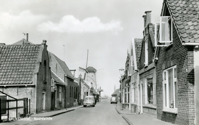 PB8964 Woningen langs het Noordeinde, met op de achtergrond Molen Nooitgedacht, 1960