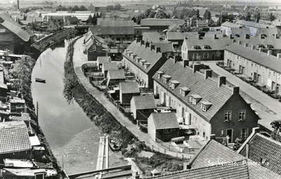 PB9039 Panorama vanaf de molen. Links het Noordeinde, rechts de Molenlaan, 1956
