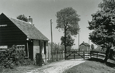 PB9620 Kijkje op enkele huizen rond Vierpolders, ca. 1960