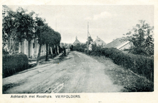 PB9636 Gezicht op het vroegere gemeentehuis aan de Achterdijk, en de kerk op de achtergrond, ca. 1925