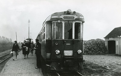 PB9794 De tram bij het station van Zuidland, 1967