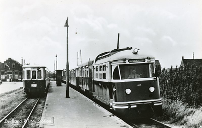 PB9795 De tram bij het station van Zuidland, 1966