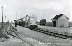 PB9797 De tram bij het station van Zuidland, 1966