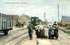 PB9819 De tram bij het station van Zuidland, ca. 1925