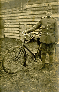 PB10040 Gemobiliseerde militair poseert naast een fiets tijdens de Eerste Wereldoorlog, ca. 1915