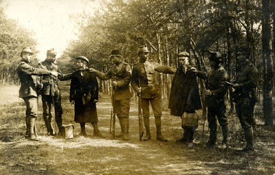 PB10042 Militairen grijpen smokkelaars tijdens de Eerste Wereldoorlog, 1916