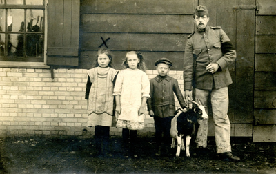 PB10044 Gemobiliseerde militair poseert naast drie kinderen en een geit tijdens de Eerste Wereldoorlog, ca. 1915