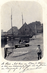 PB9984 De haven van Zwartewaal, op de achtergrond de Zeilmakerij en een vissersschuit, ca. 1904