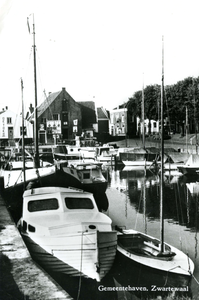 PB9988 De haven van Zwartewaal vol plezierjachten, op de achtergrond de Zeilmakerij, 1965