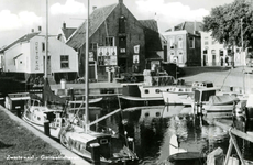 PB9989 De haven van Zwartewaal vol plezierjachten, op de achtergrond de Zeilmakerij en de Toko, 1965