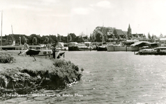 PB9991 De haven van Zwartewaal met plezierjachten, gezien vanaf de Brielse Maas, 1961