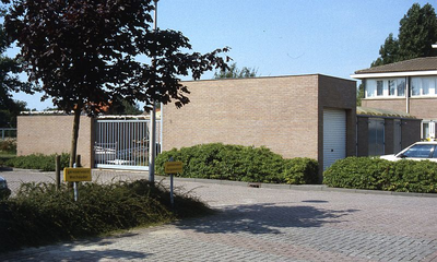 DIA00082 Garage en opslagruimte naast het gemeentehuis van Gemeente Bernisse; ca. 1993