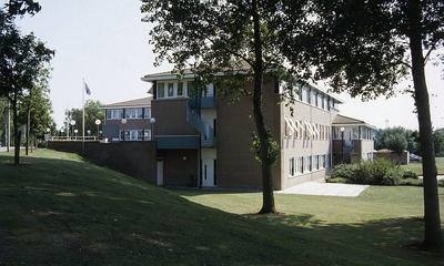 DIA00085 Het gemeentehuis van Gemeente Bernisse; ca. 1993