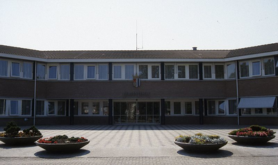 DIA00086 Het gemeentehuis van Gemeente Bernisse; ca. 1993