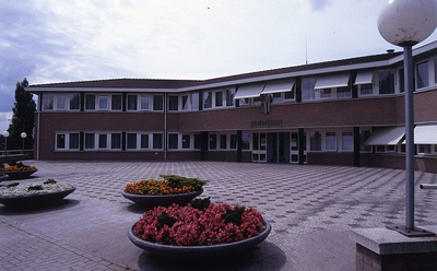 DIA00090 Het gemeentehuis van Gemeente Bernisse; ca. 1993