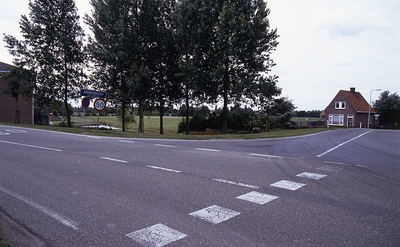 DIA00094 De kruising van de Gemeenlandsedijk Noord en de Oudelandsedijk. Links het gemeentehuis van Gemeente Bernisse; ...