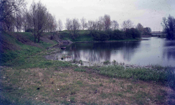 DIA01001 De vestinggracht gezien vanaf de Pieter van der Wallendam. Op de achtergrond de Zuidspuisluis; ca. 1965