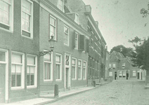 DIA01003 De voormalige Latijnse school en woning van de conrector langs de Venkelstraat; ca. 1910