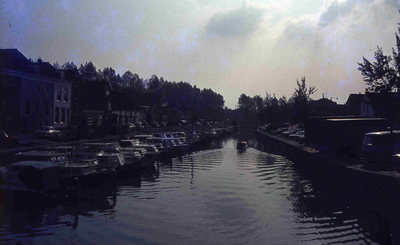 DIA01010 Het Zuidspui met recreatiebootjes, links het Scharloo en rechts de Turfkade; ca. 1965
