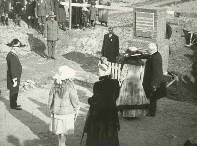 DIA01039 Emma, Wilhelmina en Juliana bezoeken het 1 april monument; 1 april 1922