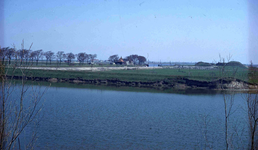 DIA01064 Kijkje op de vestinggracht richting de Buitenhaven en de Veerweg; ca. 1960
