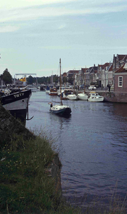 DIA01244 Plezierjachten en het binnenvaartschip Tiety in de Maarlandse haven; ca. 1975