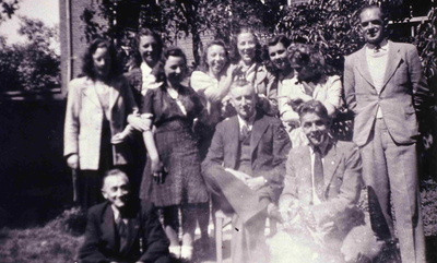 DIA01427 Leerlingen van de HBS poseren in de tuin; ca. 1935