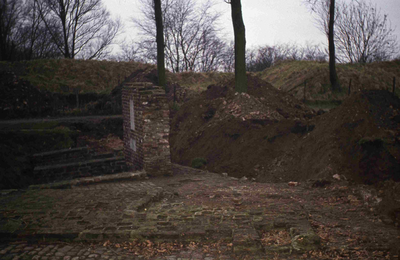 DIA01525 De gesloopte Noordpoort vormt tegenwoordig het 1 april monument; ca. 1975
