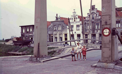 DIA01590 De Rode Brug, met de op de achtergrond de Zevenhuizen; ca. 1970