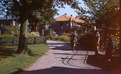 DIA01593 Kinderen hangen aan het hek van het beeld van de Nymph, een man op een fiets; ca. 1970