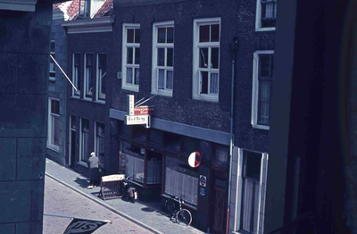DIA01621 Gezicht op Hotel de Zalm vanuit het Stadhuis; ca. 1975