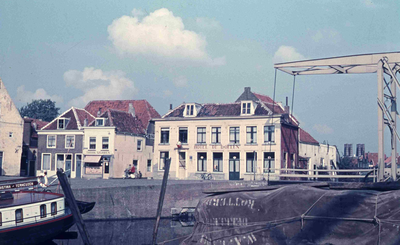 DIA01626 Hotel de Doelen aan de Turfkade naast de Kaaibrug; ca. 1975