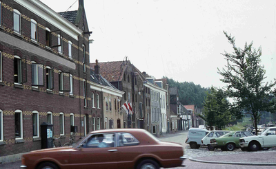 DIA01676 Pakhuizen en woningen langs het Scharloo; ca. 1975